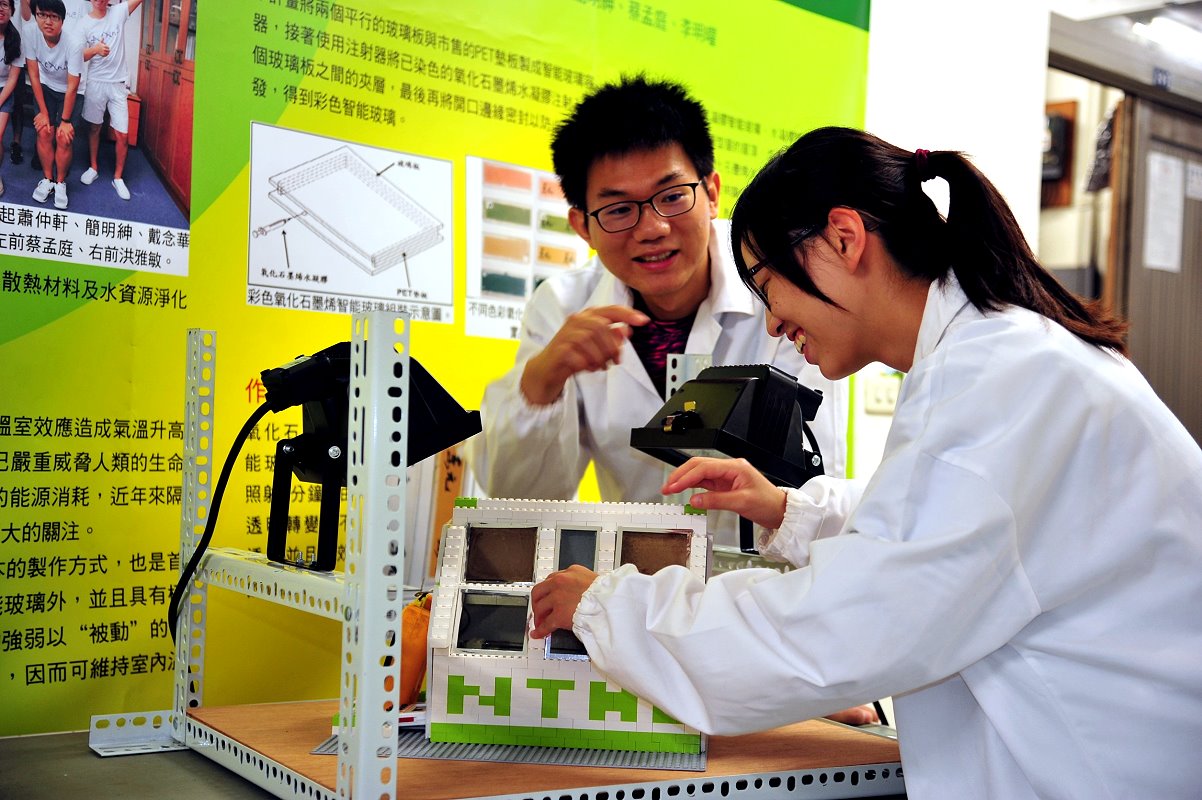 清華研究團隊用石墨烯智能玻璃組裝實驗模型屋