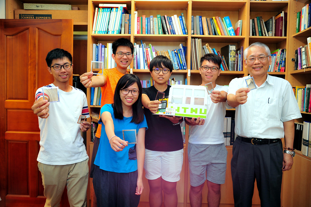 清華大學材料所教授戴念華（右一）團隊研發智能玻璃。（後排左起蕭仲軒、簡明紳、洪雅敏、李明曜、戴念華教授、前排蔡孟庭）