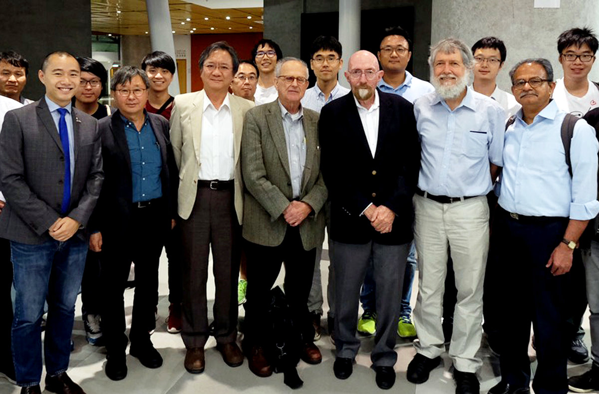 清華大學光電所教授趙煦(前排左三)去年在香港的亞太重力波論壇中與諾貝爾獎得主魏斯(前排左四)、索恩(前排右三)一同發表演講