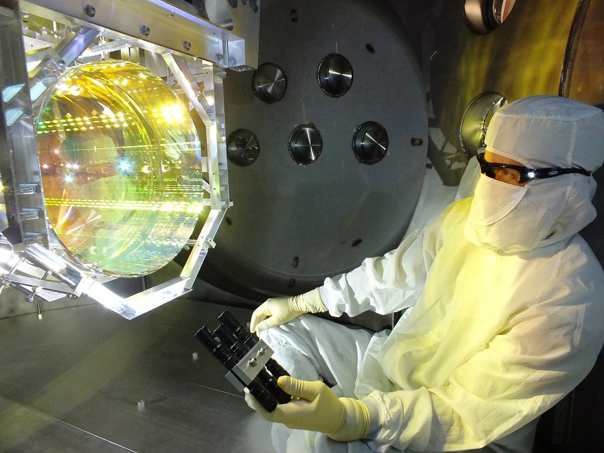 雷射反射鏡，清華大學趙煦團隊參與研發反射鏡上面的鍍膜