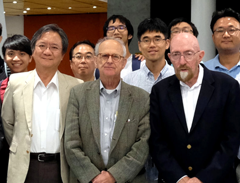清華大學光電所教授趙煦(左)去年在香港的亞太重力波論壇中與諾貝爾獎得主魏斯（中)、索恩(右)一同發表演講