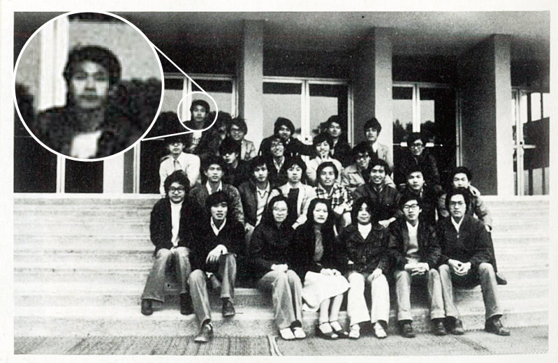 余振華就讀清華大學時，與同學在校園內留影