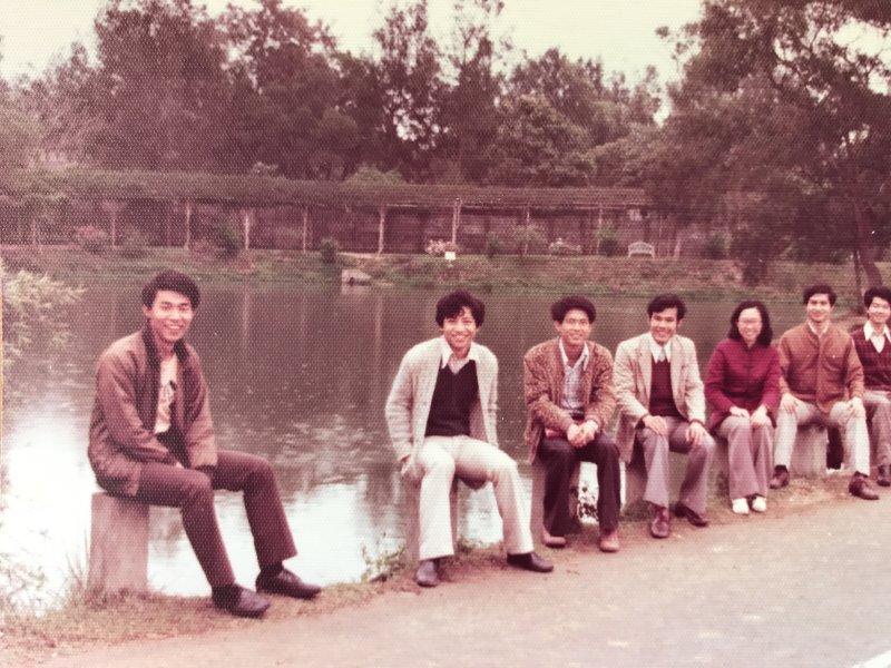 學生時期的余振華(左一)在清華園的歲月