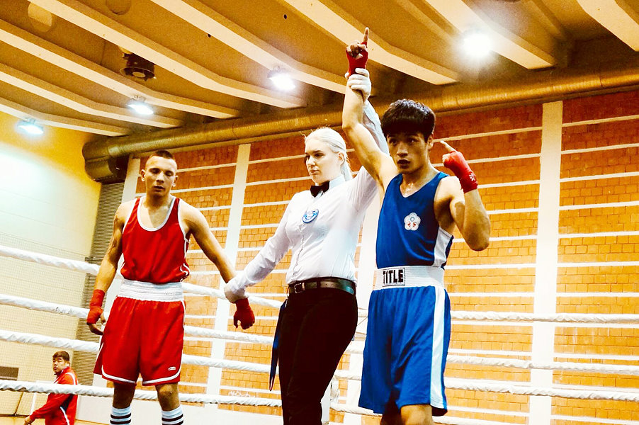 本校體育系二年級杜柏緯(藍衣者)參加塞爾維亞國際拳擊邀請賽，初賽就以3比0擊敗地主國選手(紅衣者)