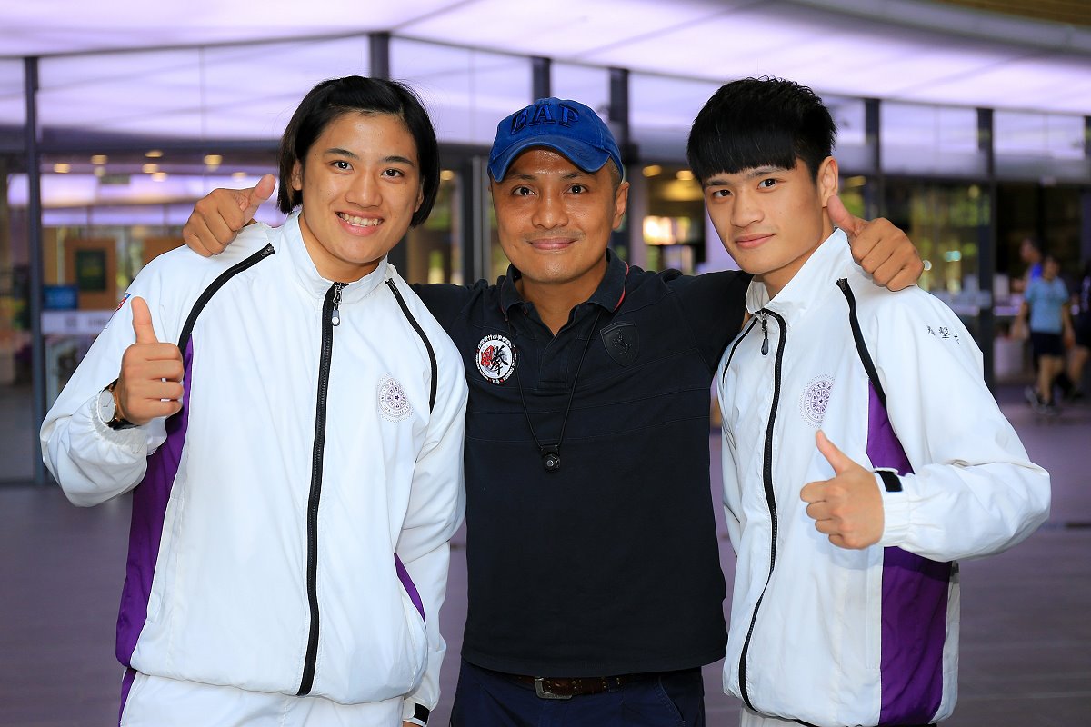 杜柏緯(右)與恩師柯文明教練(中)。左為清華體育系另一位拳擊好手陳念琴
