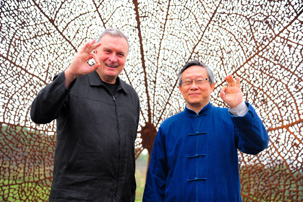 西班牙藝術家諾維亞(左)與清華大學校長賀陳弘(右)在葉子前合影