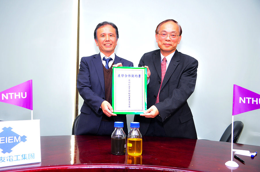 化學系凌永健教授(右)把「黑油」變「綠金」，與日商住電國際台灣公司總經理三浦祥紀(左)簽訂產學合作