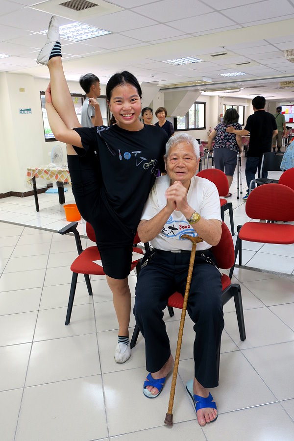 以特殊選才錄取清華大學的倪瀅瀅(左)，用軟骨功特技做公益，到全台31所老人安養院表演