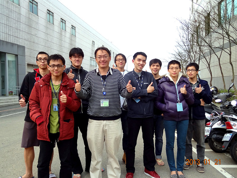 本校物理系唐述中教授研究室團隊合影，林仲桓站在左三。圖為唐述中教授提供
