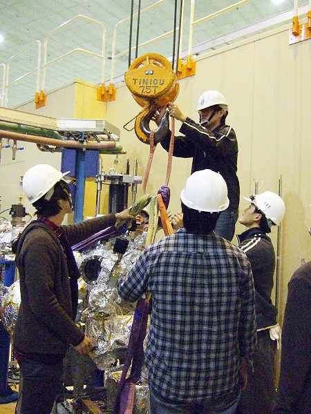 林仲桓(登高者)在國家同步輻射中心吊掛實驗設備。照片提供清華大學唐述中教授