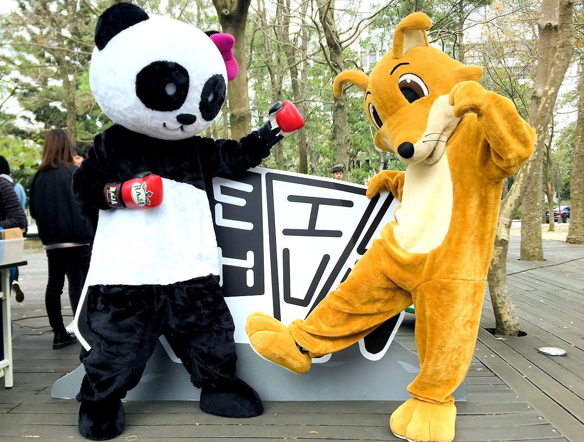 清交兩校年度大事「梅竹賽」即將登場，兩校代表及吉祥物熊貓、狐狸趣味PK