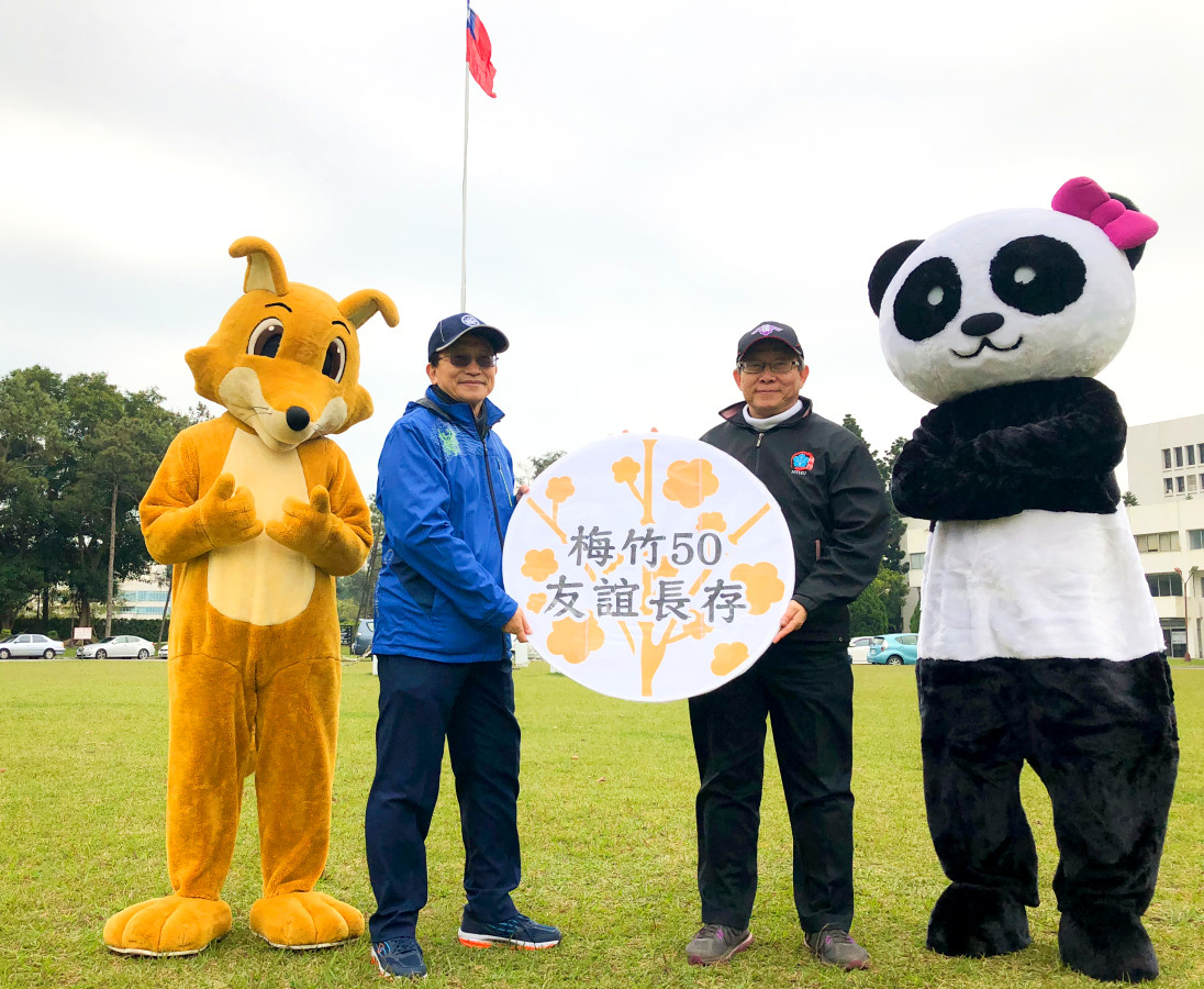 清華校長賀陳弘(右二)和交大校長張懋中(左二)帶著學校吉祥物拍攝趣味宣傳影片，更重現50年前「梅竹賽」定名的擲銅板場景