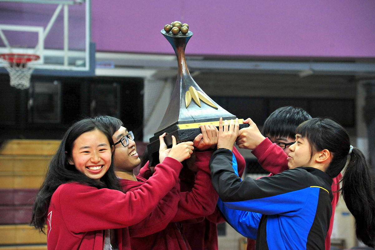 清華奪得梅竹總錦標，學生們開心舉起大獎盃