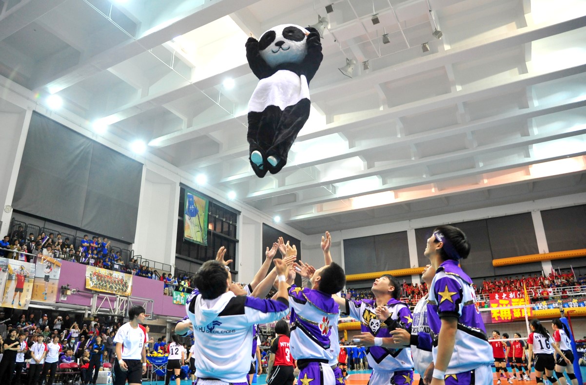 梅竹賽事精彩，串場表演也不遑多讓，啦啦隊拋起本校吉祥物熊貓，博得滿堂彩