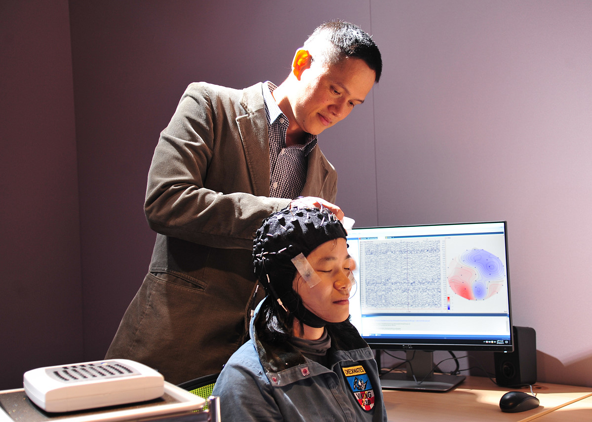 本校竹師教育學院腦波研究室透過腦波偵測探究學習時的生理行為反應