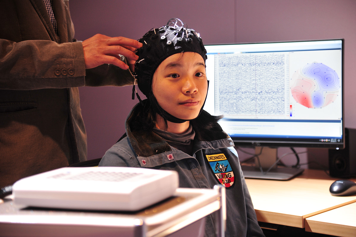 本校竹師教育學院腦波研究室透過偵測腦波來研究學習行為