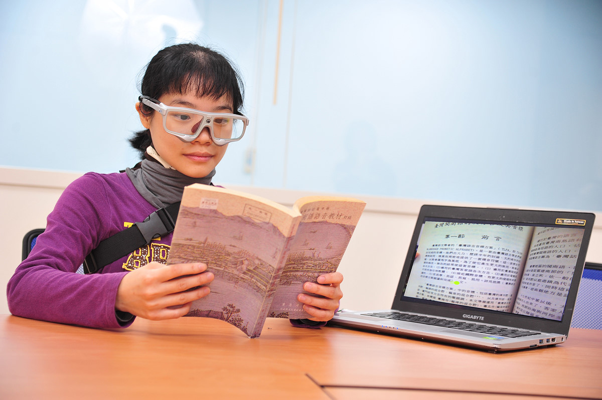 本校竹師教育學院讓學生戴上眼動儀，追蹤閱讀時的視線路徑