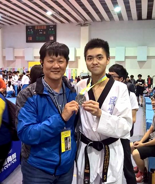 本校醫環系學生黃英庭(右)擔任跆拳道社長，並在多項賽事奪牌，獲頒首屆清華行健獎