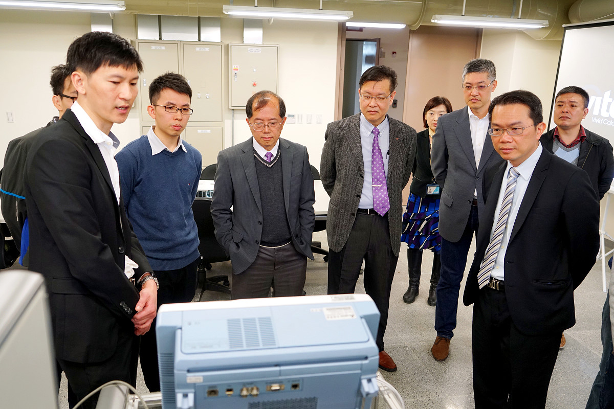 陳信文副校長(左3)和台達機電事業群劉佳容總經理(前排右1)參觀位於清華的「台達電力電子研究中心」