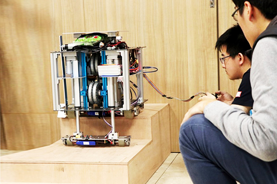 本校動機系鄭宏銘助理教授指導DIT Robotics學生團隊，製作出能爬樓梯的五項全能機器人