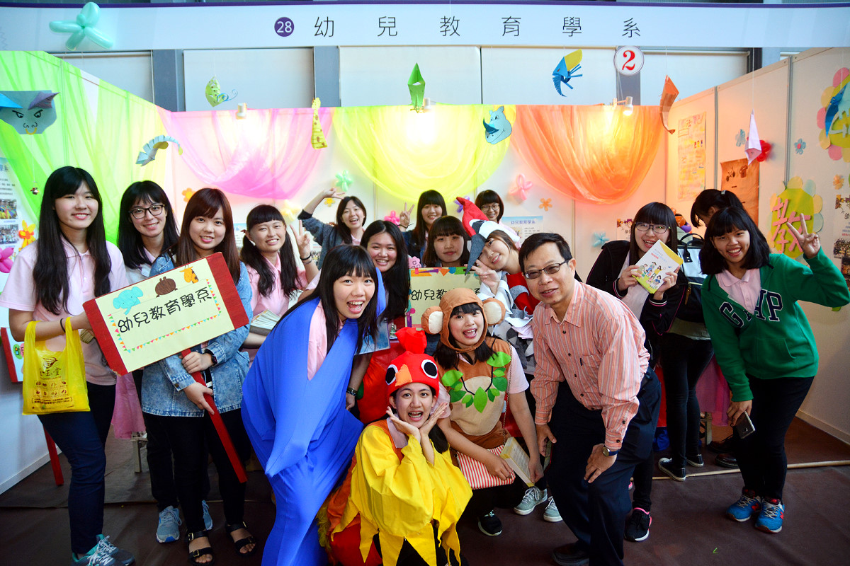 去年的清華紫荊季幼教系學生穿上幼兒劇可愛動物裝，吸引高中生目光