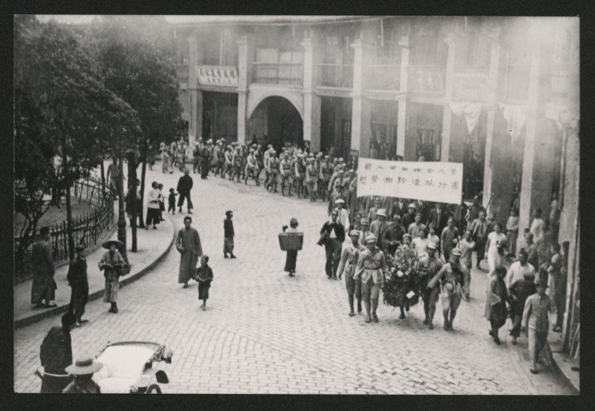 「湘黔滇旅行團」學生穿著土黃色軍服、草鞋，身背乾糧袋、水壼，在1938年4月28日步行抵達昆明