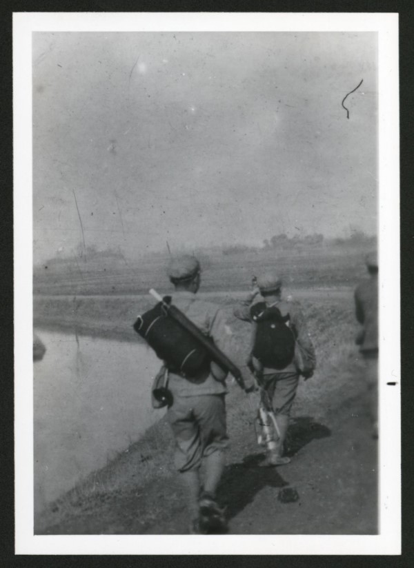 「湘黔滇旅行團」學生穿著土黃色軍服、草鞋，身背乾糧袋、水壼，徒步行軍一千多公里