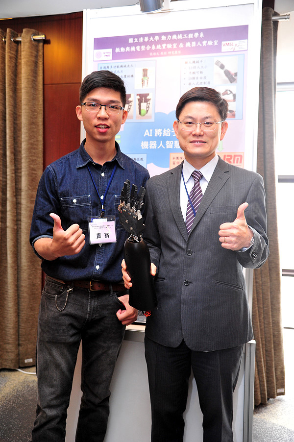 本校動機系張禎元教授(右)與博士班學生張賢延(左)製作擬人機械手臂