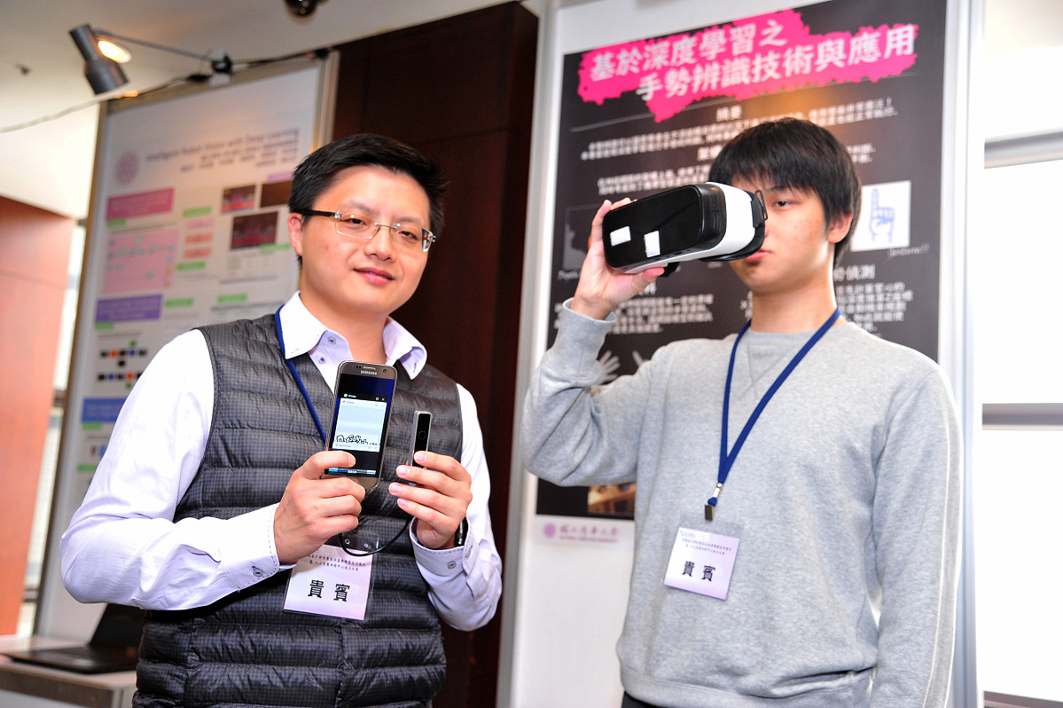 本校資工系朱宏國副教授(左)與碩士班學生洪博維(右)研發虛擬實境深度學習手勢辨識技術