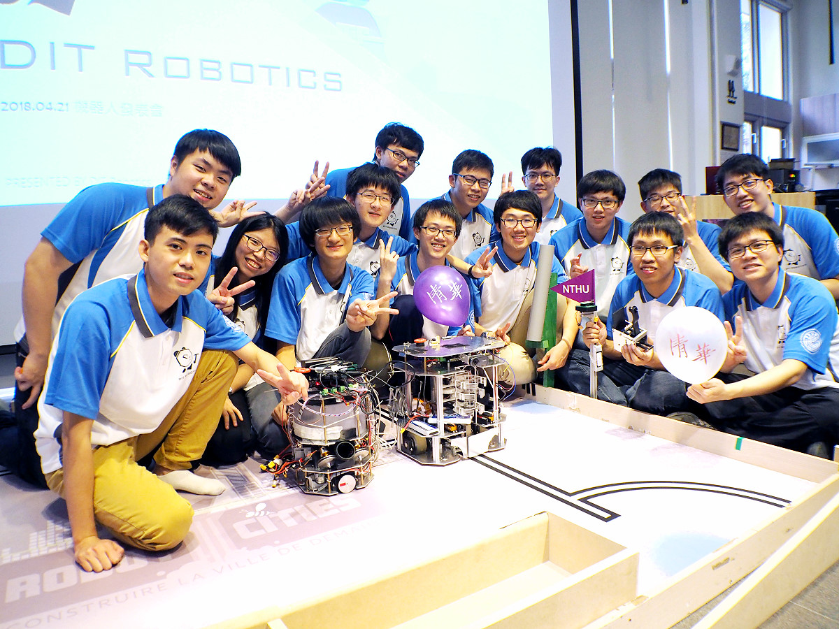 本校動機系DIT Robotics機器人學生團隊設計製造的第四代小機器人Rodi與大機器人Bob，即將代表台灣出征歐洲自動化機器人競賽(Eurobot)