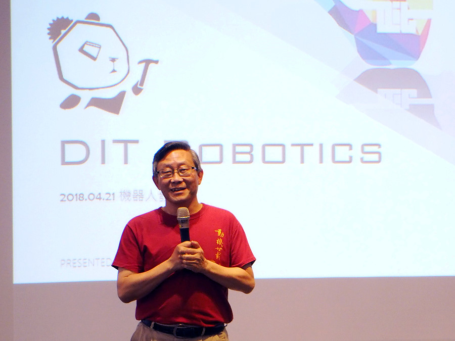 賀陳弘校長在DIT Robotics機器人學生團隊發表會上勉勵同學
