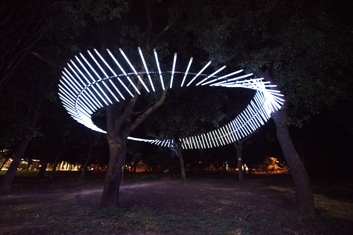 「植光計畫」由1百個燈管組成象徵無限循環的莫比烏斯圓環，明滅顯示二進位密碼，等著師生來解謎