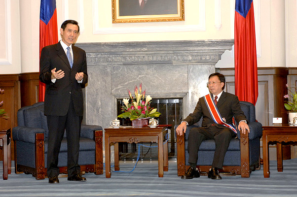 馬英九總統(左)親自觀禮並致詞