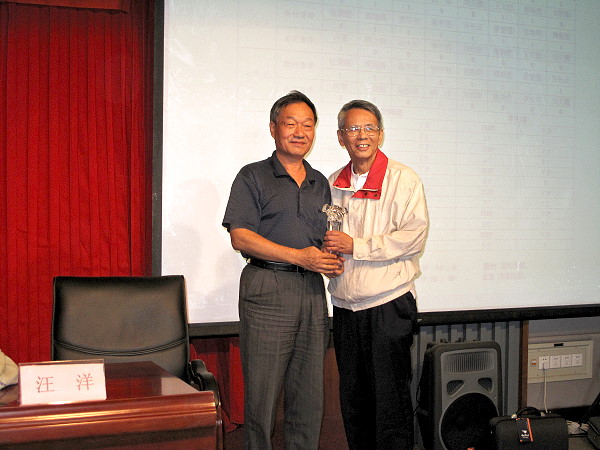 圍棋優勝獎：岑章志副校長(左)和蔣亨進教授(右)