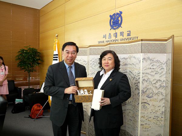 葉銘泉副校長(左)與首爾大學Hiwon Yoon副校長(右)交換紀念品
