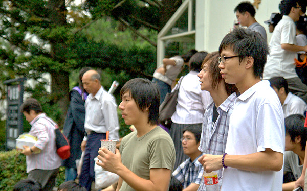 往來的人群駐足欣賞表演