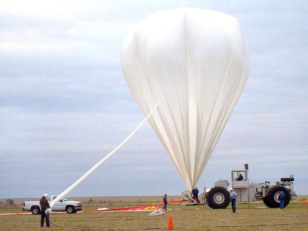 氣球充填氦氣中，同樣地，吊車輪子的直徑約2公尺。