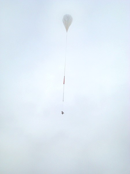 NCT升空後照片。低空時氣球未全部展開，在40公里高空全開時，直徑約140公尺。