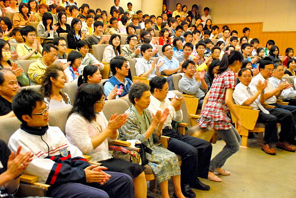熱烈掌聲歡迎莊同學上台(第一排左到右：靜潔的弟弟、媽媽、奶奶、爸爸)