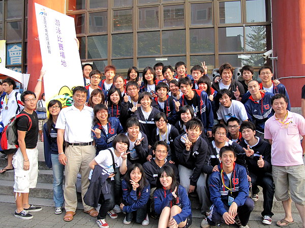 游泳隊教練李大麟(左三)及施秉宏(右一)與清華及交大隊員合影