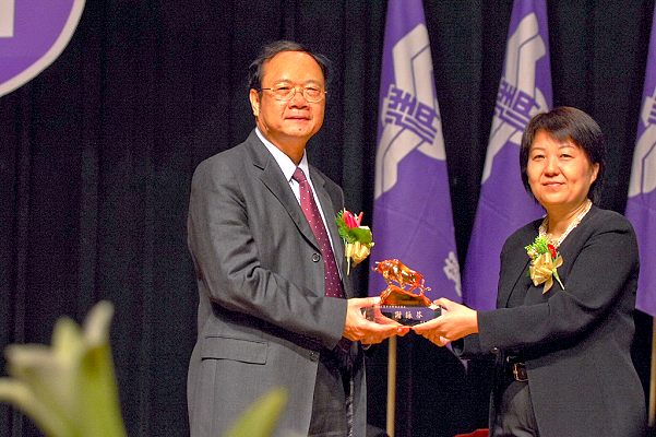 陳文村校長(左)致贈紀念品