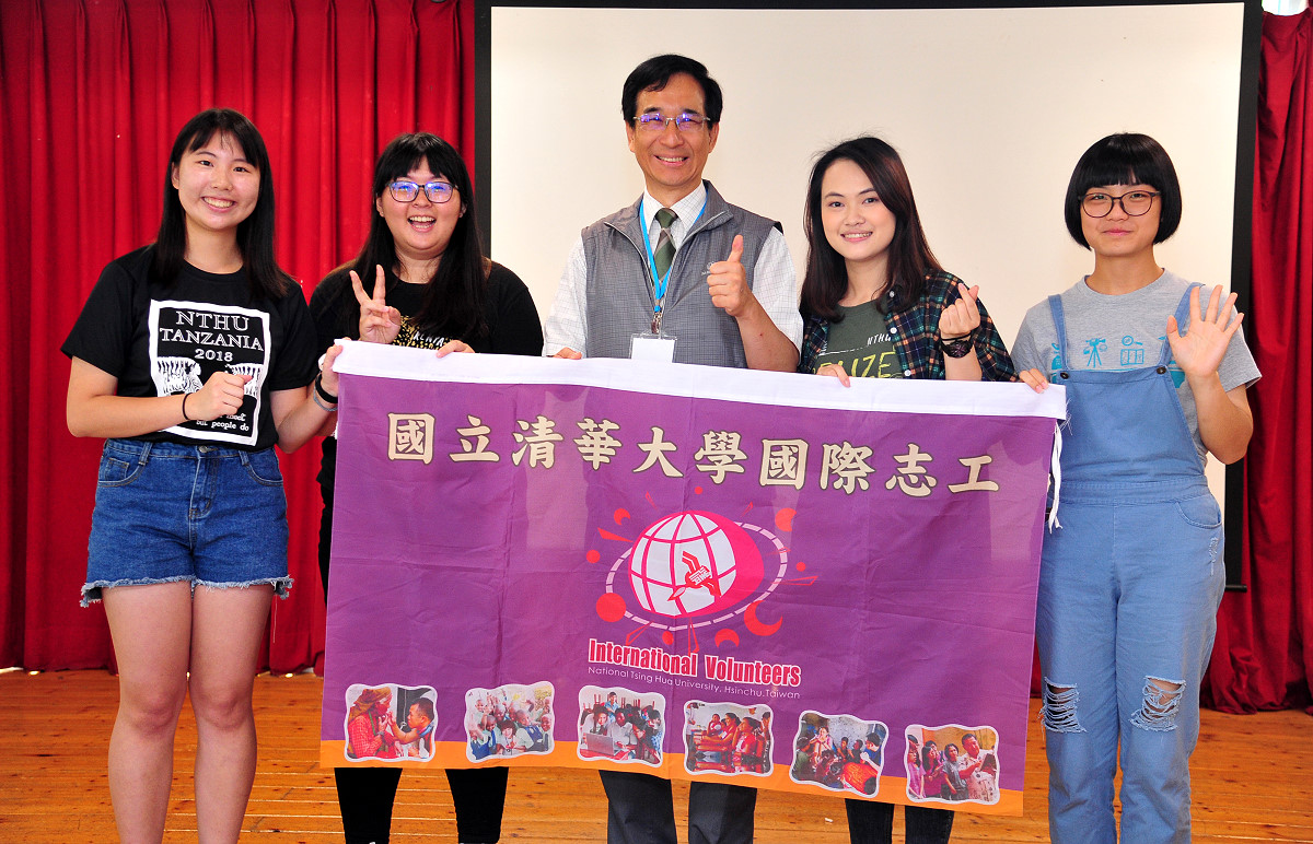 信世昌副校長(中)為國際志工團授旗，他希望明年有更多清華學生至更多國家服務