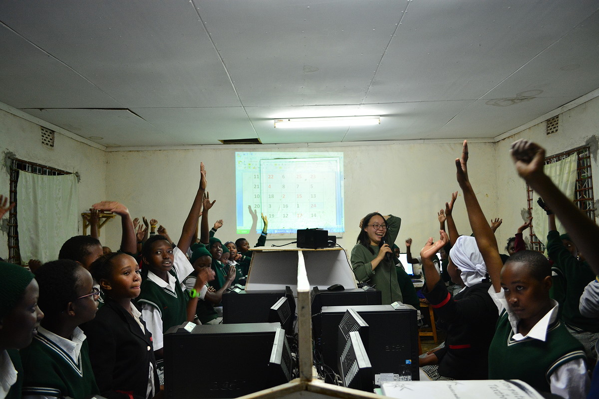 去年的肯亞志工團為學生上電腦課程