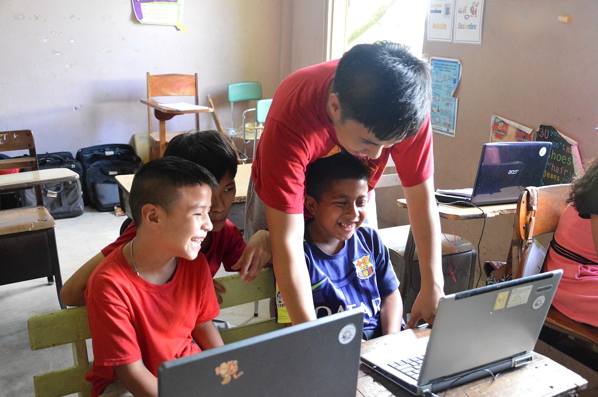 貝里斯志工團去年為當地孩童教授電腦課程