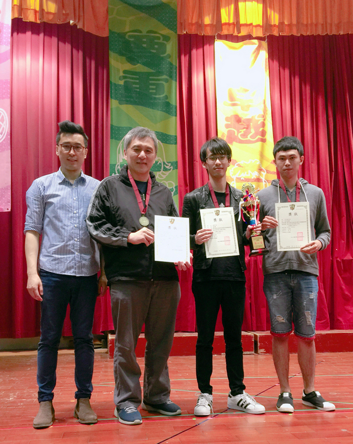 本校師生組成的「清華A隊」成員蔡孟傑教授（左二）、楊松叡（右二）、曾祖曦同學（右一），獲得城市杯西洋棋賽冠軍。