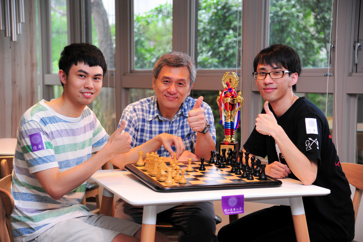 本校西洋棋社組成「清華A隊」參加新北城市盃全國西洋棋團體錦標賽奪冠，右起楊松叡、蔡孟傑教授、曾祖曦。