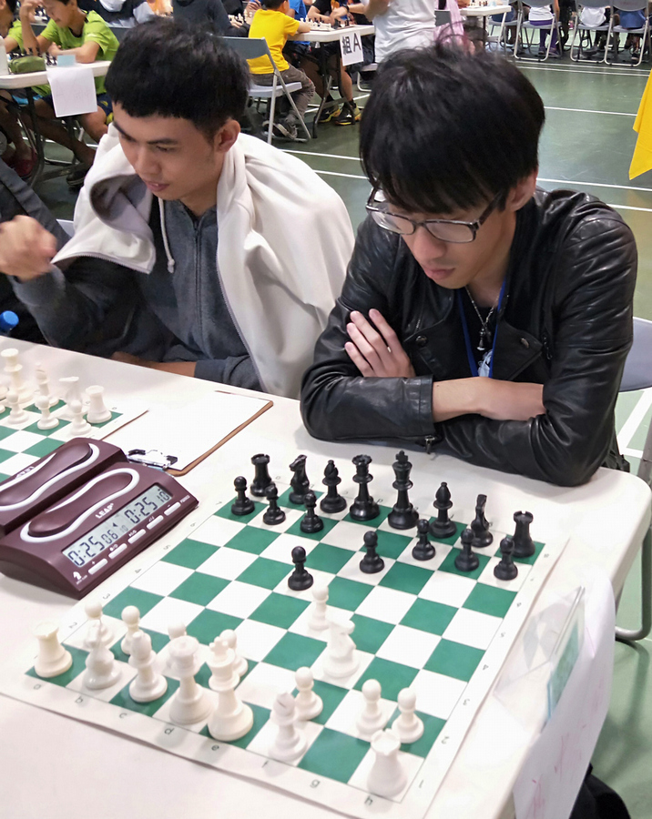 楊松叡(右)、曾祖曦(左)參加新北市城市盃西洋棋競賽全神貫注。