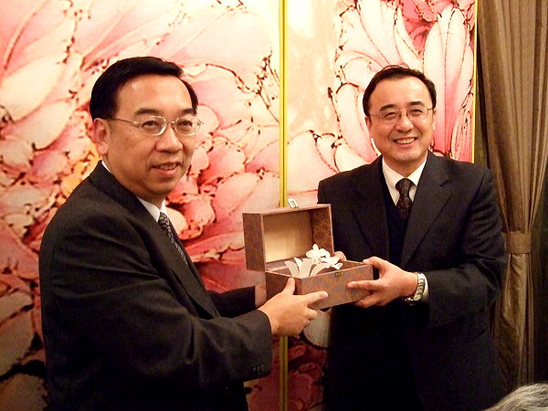 葉銘泉副校長致贈清華紀念品給北京清華(圖右為北京清華謝維和副校長)