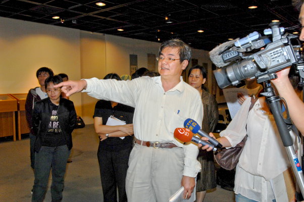楊儒賓教授接受媒體採訪並現場解說