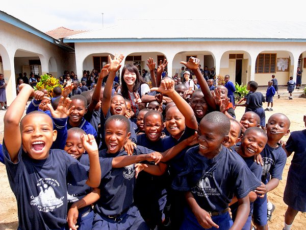 坦尚尼亞團於當地小學服務實景